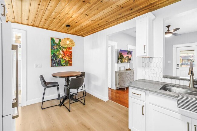 Building Photo - 748 11th Ave N