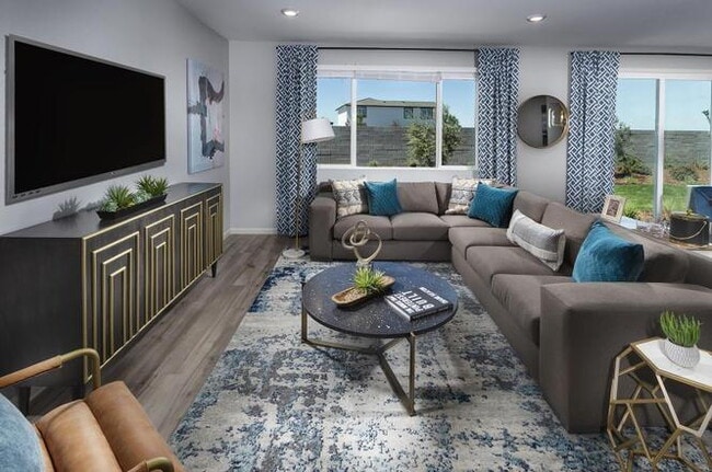 Building Photo - Spacious 4 Bedroom Golf Course Home