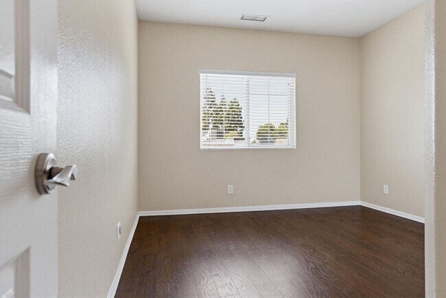 Building Photo - 3 Bedroom Home Available Now!