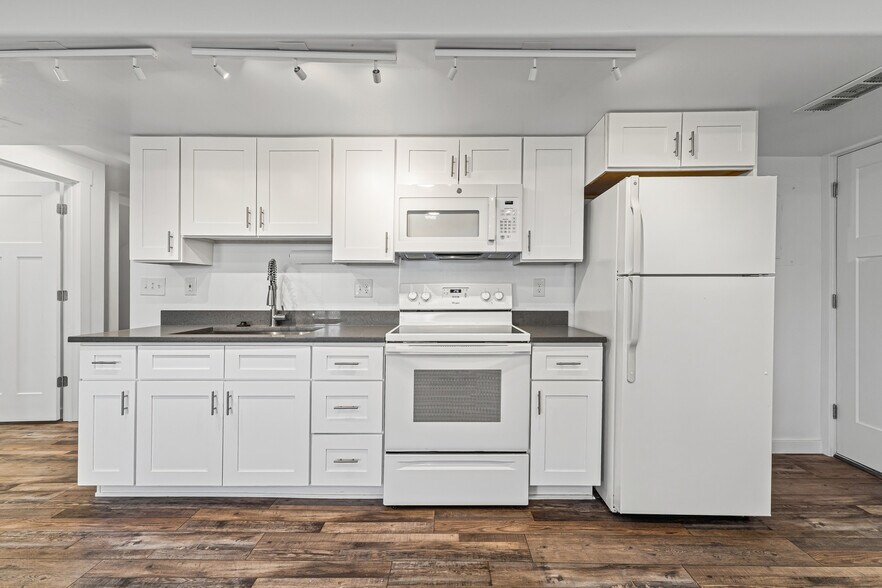 Building Photo - 4883 E Silver Ridge Rd