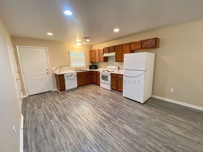 Building Photo - 308 E 1st St