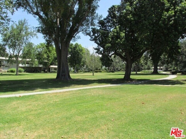 Building Photo - 5176 Village Green