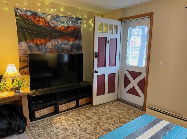 Building Photo - 203 Maple St