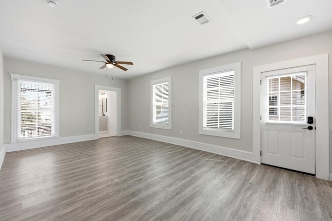 Building Photo - 300 E 3rd St