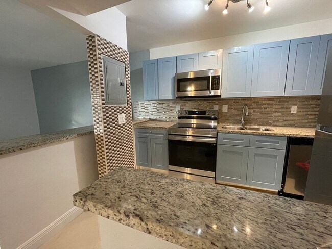 Building Photo - Charming Apartment in Fort Lauderdale