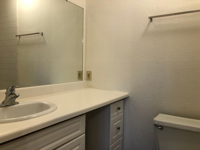 Building Photo - 208 E Denton Dr