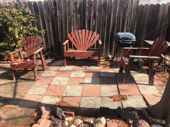 outside sitting area - 587 South St