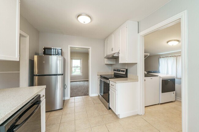 Building Photo - 2 Bedroom 1 Bath SIngle Family Home With L...