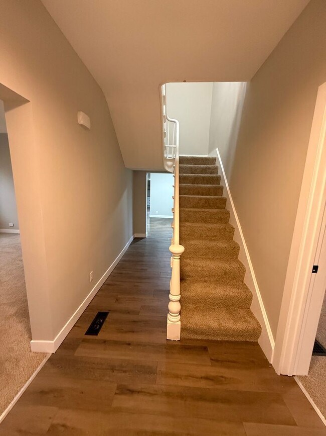 Building Photo - Welcome to this charming 3-bedroom, 2-bath...