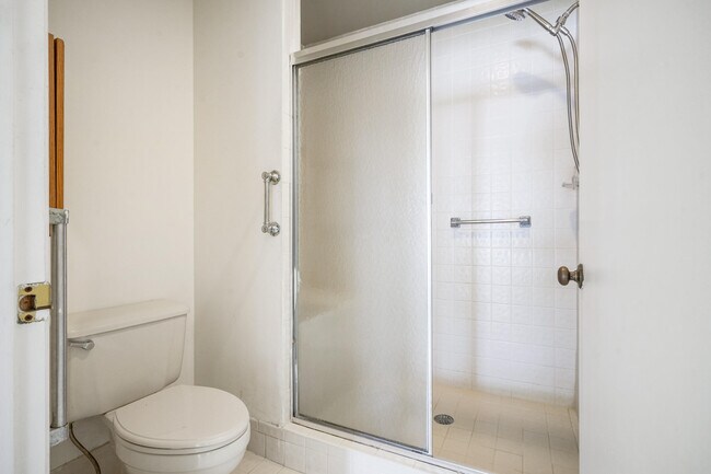 Building Photo - 10910 Lakemore Ln