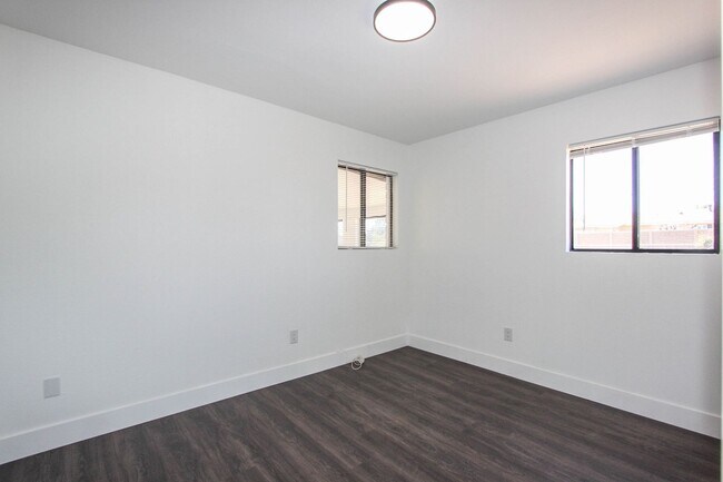 Building Photo - 3 bedroom 2 bathroom with AZ room -HOLD