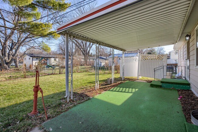 Building Photo - 4 Bedroom Westside Ranch!!