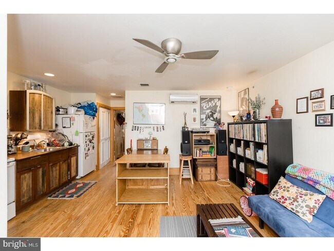 Building Photo - 206 E Girard Ave