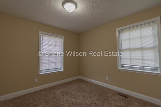 Building Photo - 11 Carroll Ln