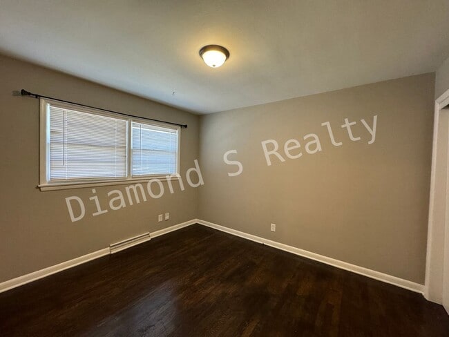 Building Photo - 2742 S Stewart Ave
