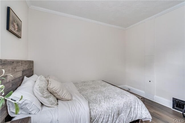 Building Photo - 380 Brainard St