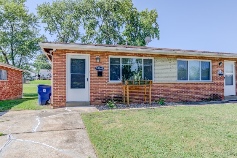 Building Photo - 10770 Tropic Dr