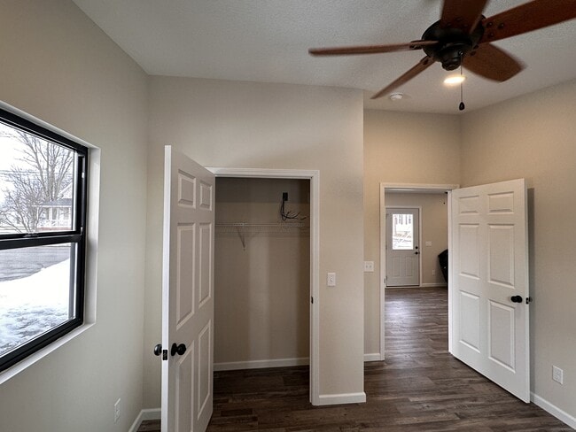 Building Photo - 406 E Sycamore St