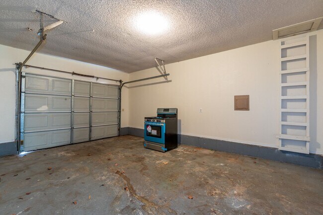 Building Photo - 4902 S Gum Ave