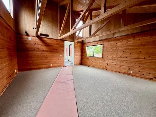 Building Photo - Large 4 bedroom 3 bathroom home in Pacific...