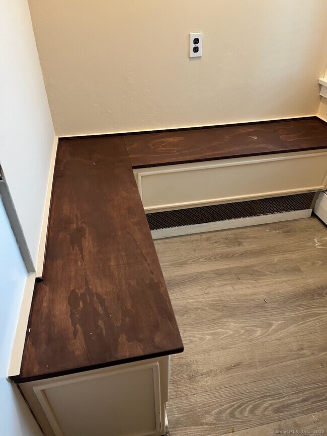 Building Photo - 568 Danbury Rd