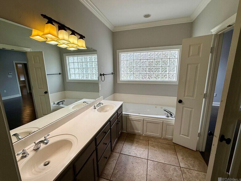 Building Photo - 10408 Springtree Ave