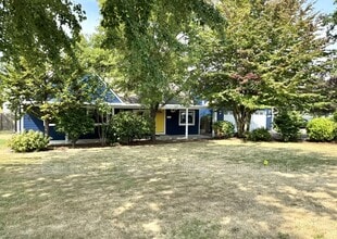 Building Photo - 6543 SE Borwick St