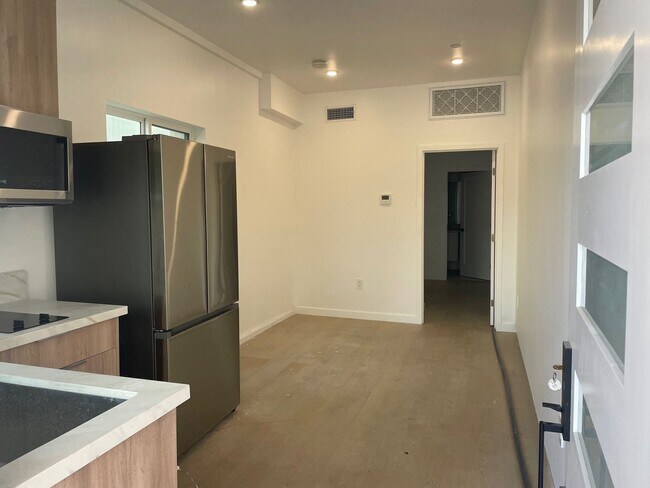 Building Photo - 1376 Edgecliffe Dr