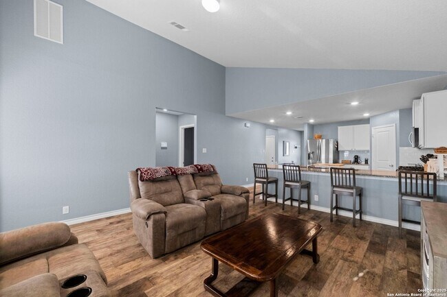 Building Photo - 511 Diamond Shls