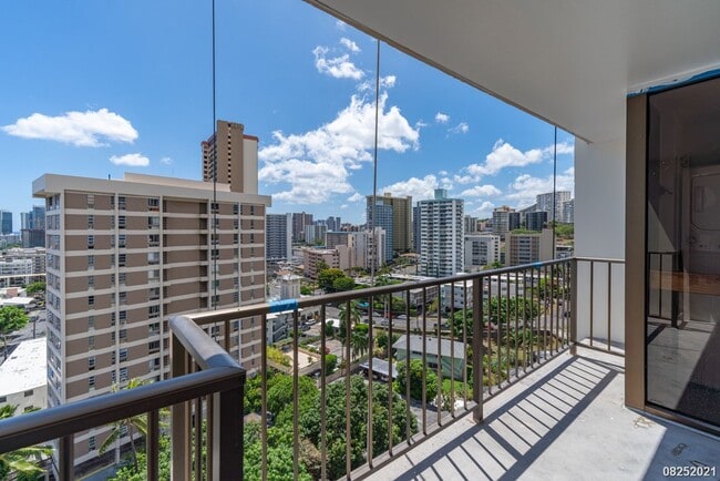 Building Photo - 1 Bed 1 Bath Camelot Condominium in Makiki