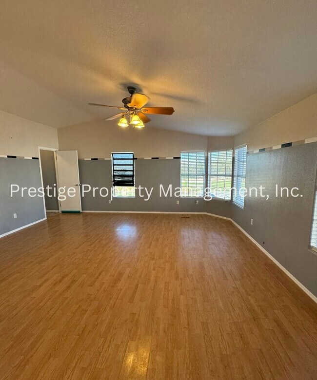 Building Photo - This 4/2 Vail Manufactured Home Is On A 1 Acre Lot!!!