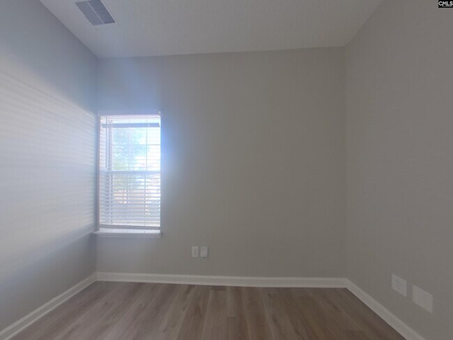 Building Photo - 111 Glendevon Way