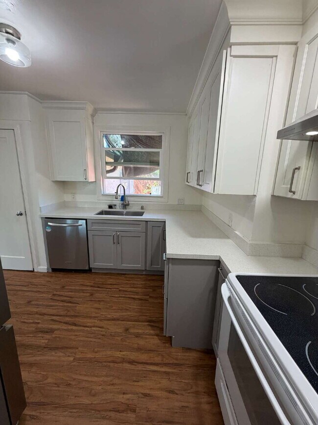 Building Photo - 2261 Hickory Dr