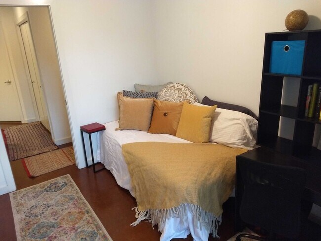 Building Photo - Charming, modern, 3 Bedroom Townhome in Ho...