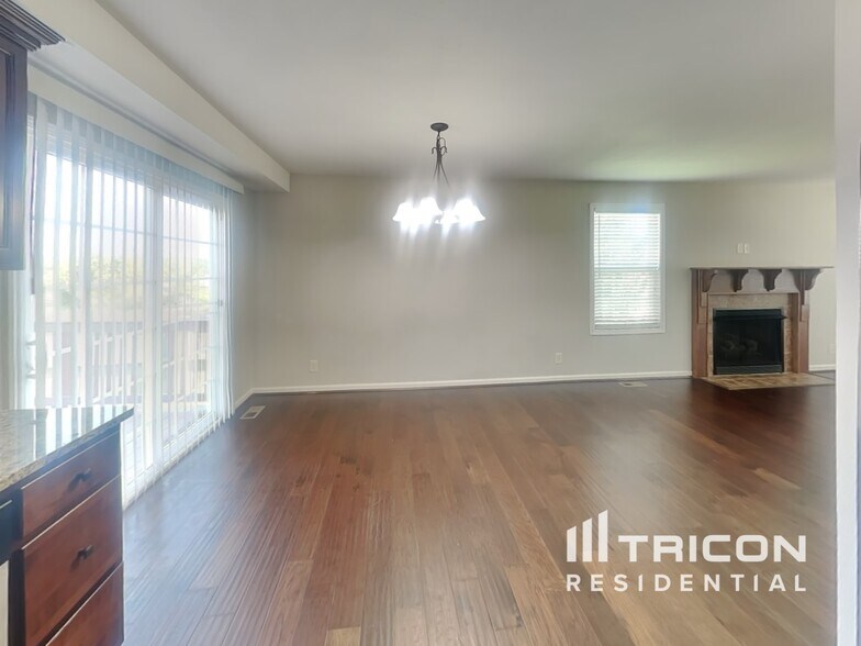 Building Photo - 1073 Castlerock Dr