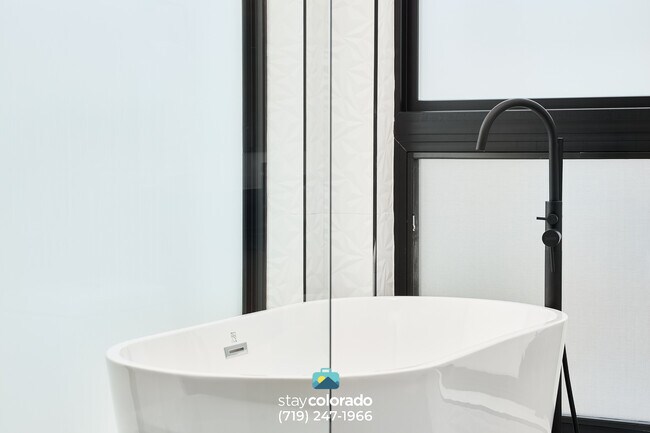 Glenn St - Master Bath - 2248 Glenn St