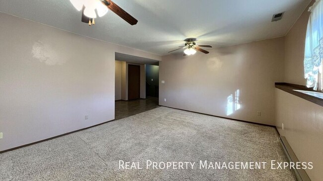 Building Photo - Spacious 4 Bed 2 Bath Single Family Home w...