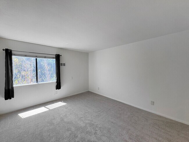 Building Photo - SD: Comfortable 2BD/2BA Condo in Golden Hill with A/C, Reserved Parking & In-Unit Laundry