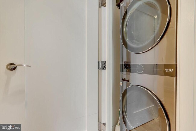 Building Photo - 1111 19th St N