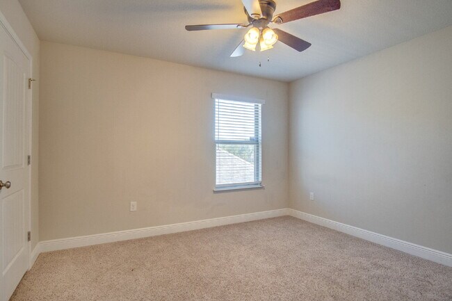 Building Photo - Highly desired 4/2.5 Gulf Breeze Home with hot tub!