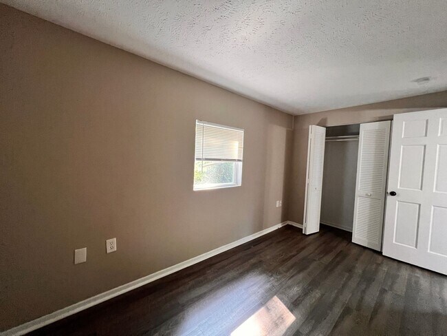 Building Photo - 4-bedroom 2 full bathroom