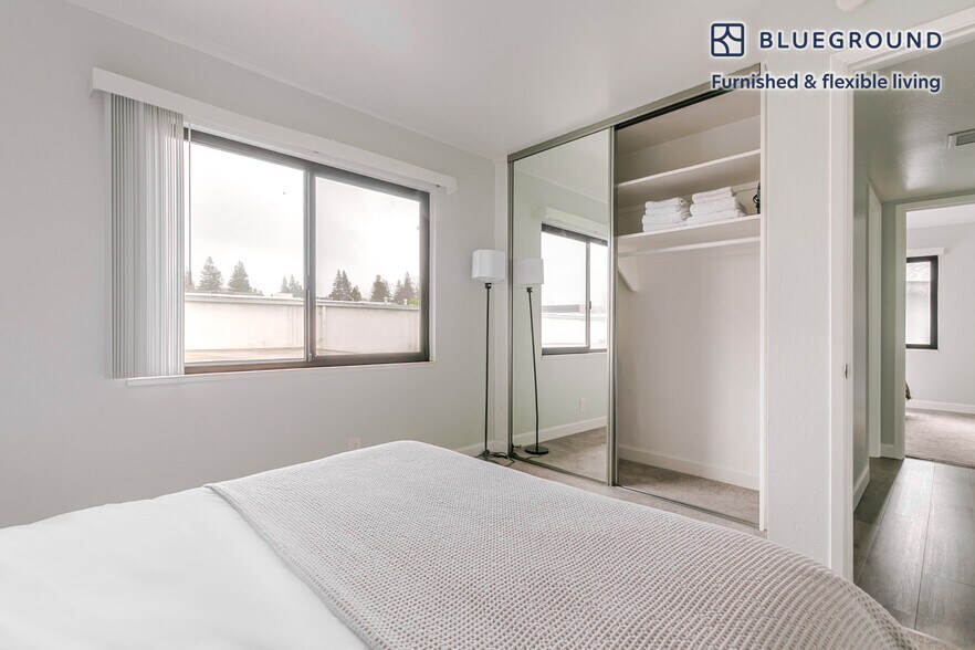 Building Photo - 1945 Latham St