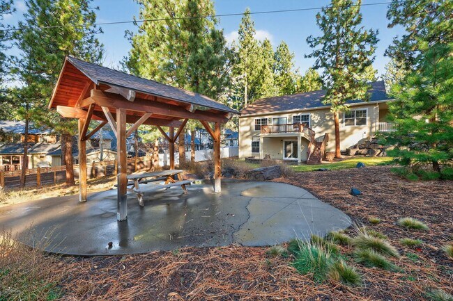 Building Photo - Luxury Living in Awbrey?Court: Your 4 Bed Dream Home Awaits