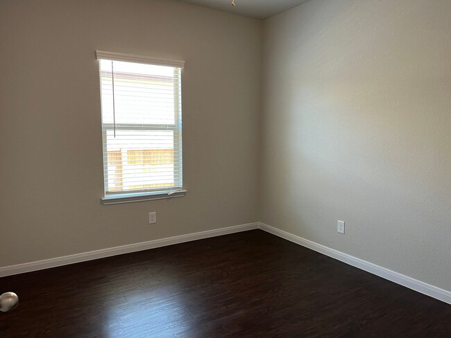 Building Photo - Luxury 3x2 Duplex in Seguin, TX!