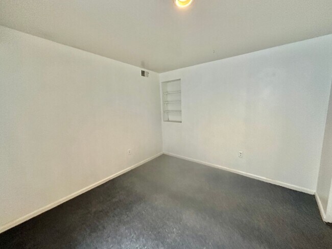 Building Photo - 2052 -Loukas