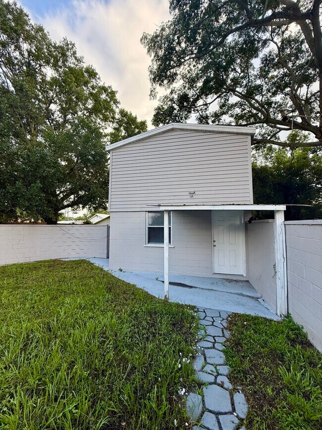 Building Photo - 2416 Golfview St