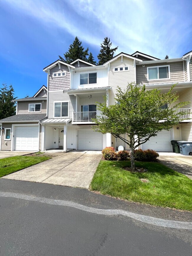 Frederickson 2 bd 2.5 bathTownhome w/ 2 ca... 5301 Military Rd E