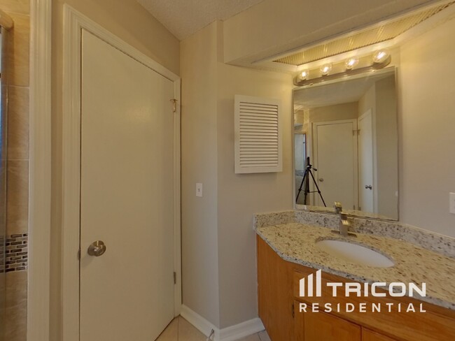 Building Photo - 6466 Diamond Leaf Ct N