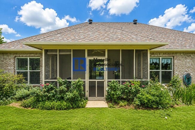 Building Photo - 3 Bed / 2 Bath Home on the Water in Ashbrooke