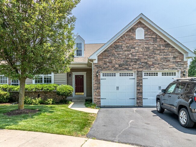 Building Photo - Spacious Unfurnished 3-BR, 2.5-BA year-rou...
